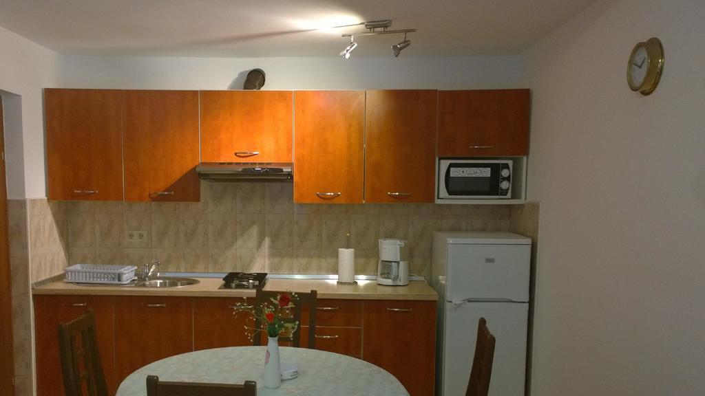 Vila Jadranka Apartments and Rooms Omišalj Rum bild