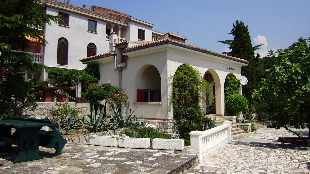 Vila Jadranka Apartments and Rooms Omišalj Rum bild
